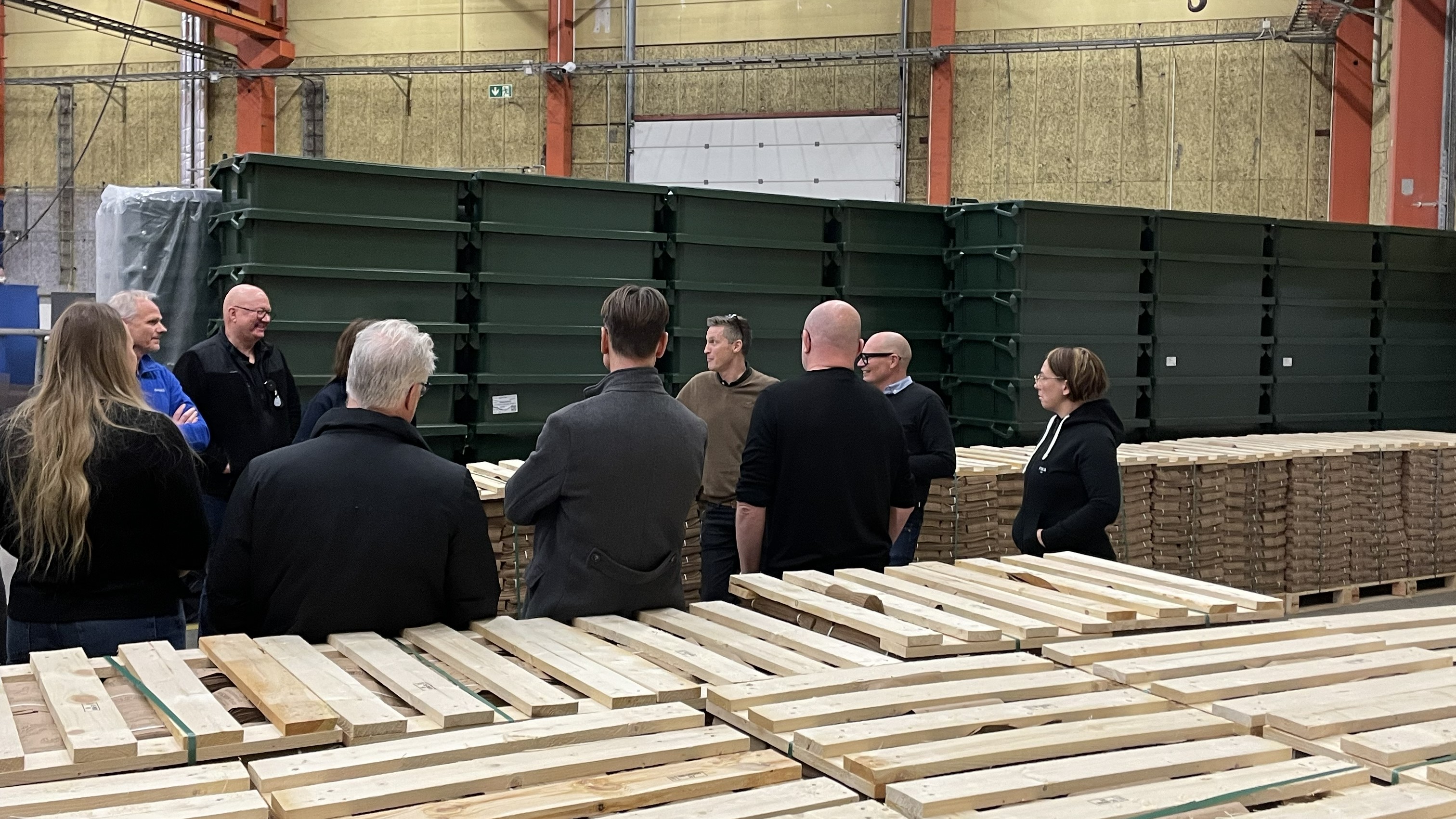 En grupp människor står och pratar 